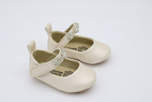 Cargar imagen en el visor de la galería, Balerina de piel ivory con cristal austriaco  311-L
