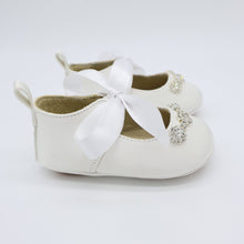 Cargar imagen en el visor de la galería, Balerina con listón de seda blanco con cristal austriaco-338