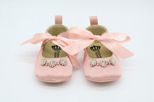 Cargar imagen en el visor de la galería, Balerina con listón de seda Rosa y cristal austriaco- 338
