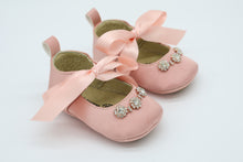 Cargar imagen en el visor de la galería, Balerina con listón de seda Rosa y cristal austriaco- 338