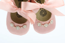 Cargar imagen en el visor de la galería, Balerina con listón de seda Rosa y cristal austriaco- 338