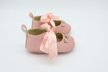 Cargar imagen en el visor de la galería, Balerina con listón de seda Rosa y cristal austriaco- 338