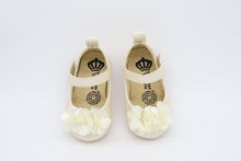 Cargar imagen en el visor de la galería, Balerina en piel ivory con flores en seda y perla -311