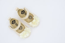 Cargar imagen en el visor de la galería, Balerina en piel ivory con flores en seda y perla -311