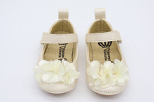 Cargar imagen en el visor de la galería, Balerina en piel ivory con flores en seda y perla -311