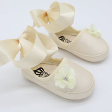 Cargar imagen en el visor de la galería, Alpargata de listón en piel ivory con flor en seda y cristal - 601