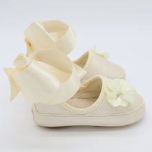 Cargar imagen en el visor de la galería, Alpargata de listón en piel ivory con flor en seda y cristal - 601
