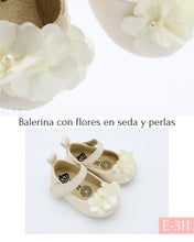 Cargar imagen en el visor de la galería, Balerina en piel ivory con flores en seda y perla -311