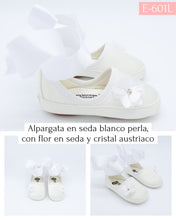 Cargar imagen en el visor de la galería, Alpargata de listón en seda blanco con flor en seda y cristal - 601L