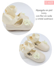 Cargar imagen en el visor de la galería, Alpargata de listón en piel ivory con flor en seda y cristal - 601