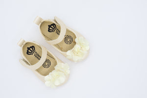 Balerina en piel ivory con flores en seda y perla -311