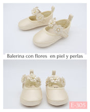 Cargar imagen en el visor de la galería, Balerina en piel ivory con flores y perlas  -305
