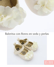 Cargar imagen en el visor de la galería, Balerina en piel ivory con flores en seda y perla -311
